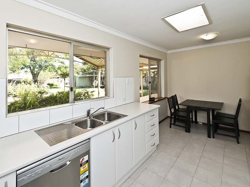 32 Oriole Way, Thornlie WA 6108