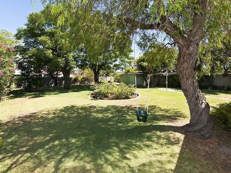 32 Oriole Way, Thornlie WA 6108