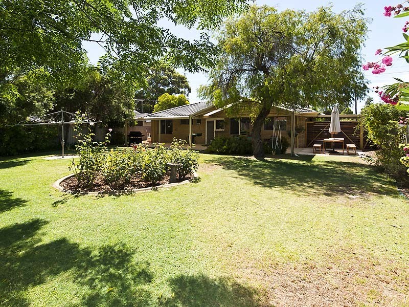 32 Oriole Way, Thornlie WA 6108