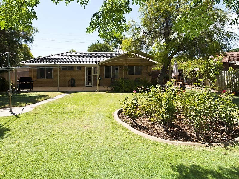 32 Oriole Way, Thornlie WA 6108