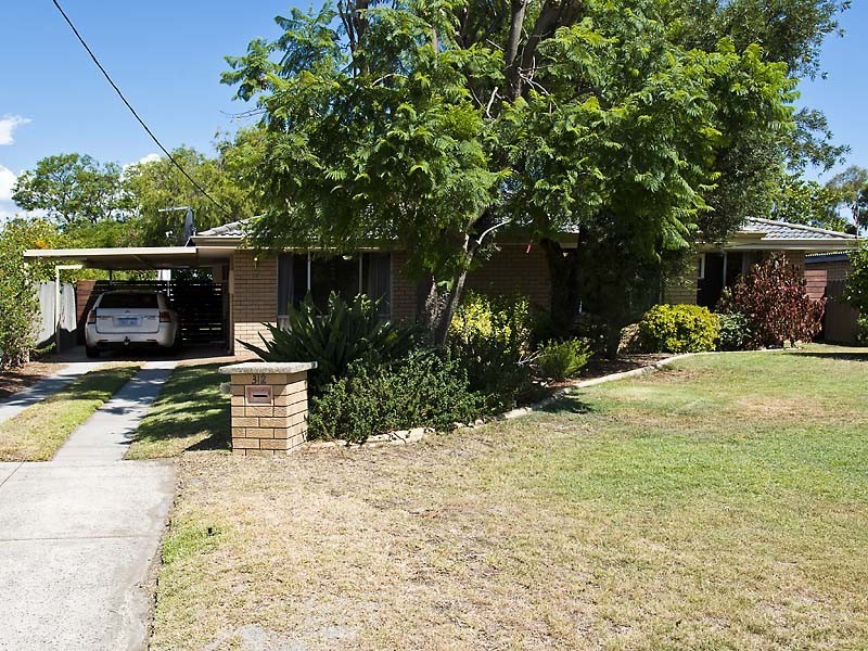 32 Oriole Way, Thornlie WA 6108