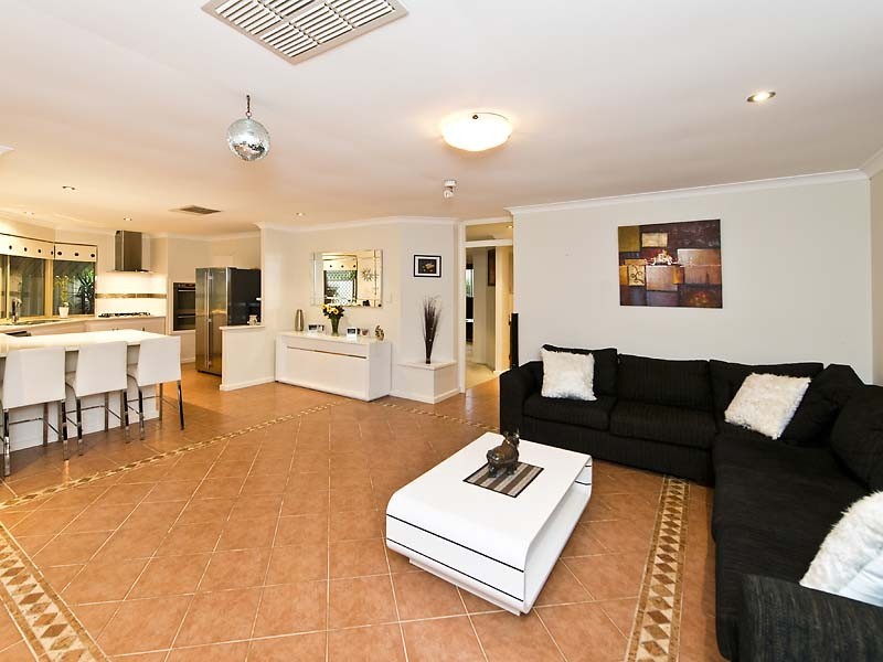 2 Cheyne Close, Thornlie WA 6108