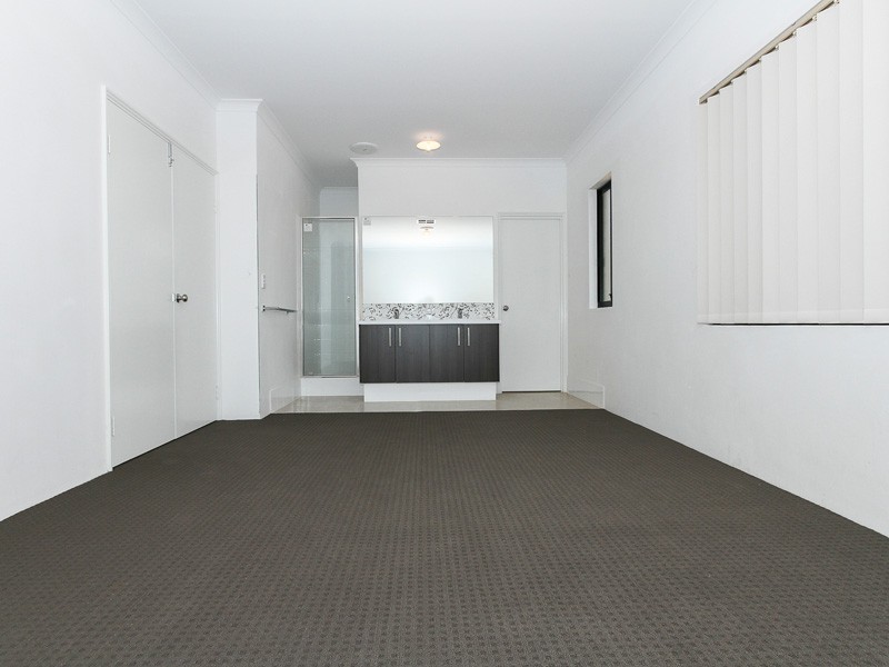 100 Fennell Crescent, Wattle Grove WA 6107