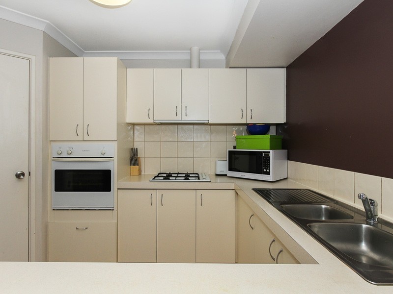 2/12 Stephen St, Queens Park WA 6107