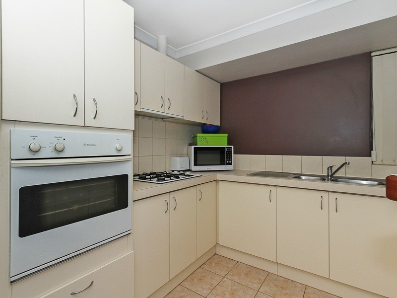 2/12 Stephen St, Queens Park WA 6107