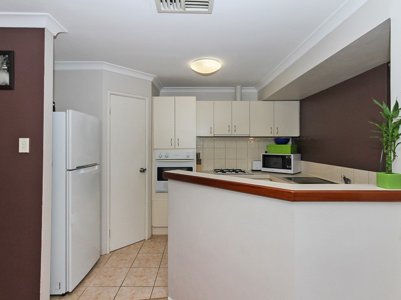 2/12 Stephen St, Queens Park WA 6107