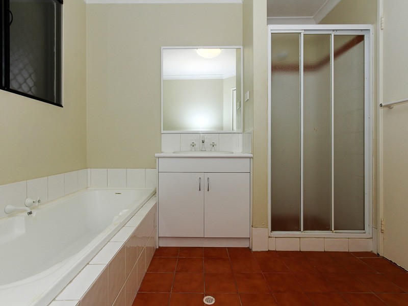 2/12 Stephen St, Queens Park WA 6107