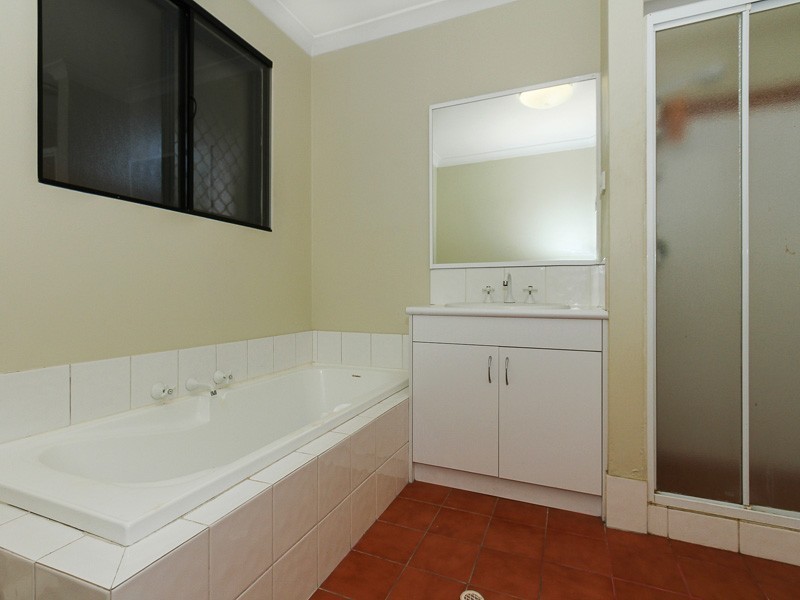 2/12 Stephen St, Queens Park WA 6107