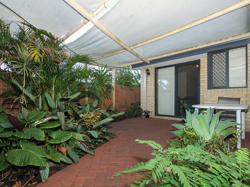 2/12 Stephen St, Queens Park WA 6107