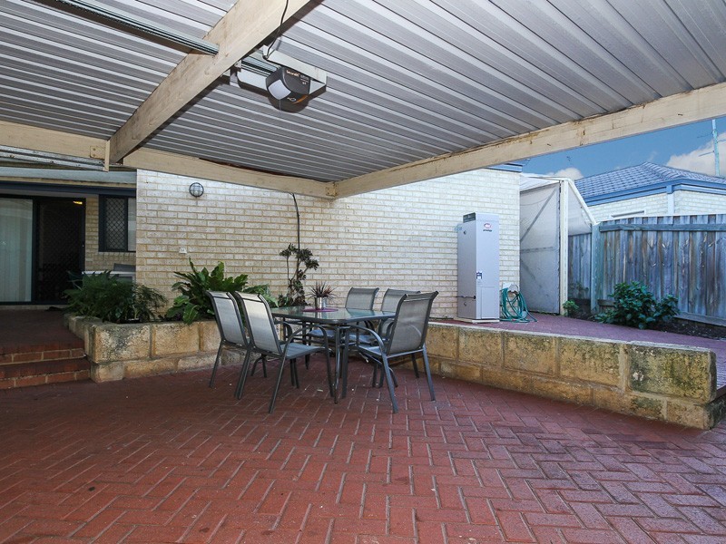 2/12 Stephen St, Queens Park WA 6107