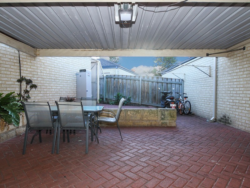 2/12 Stephen St, Queens Park WA 6107