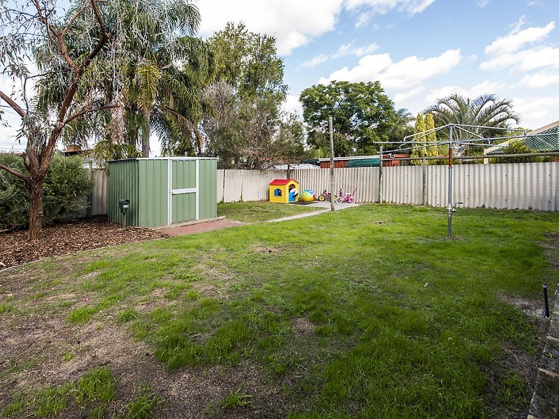 57 Greenway Ave, Thornlie WA 6108