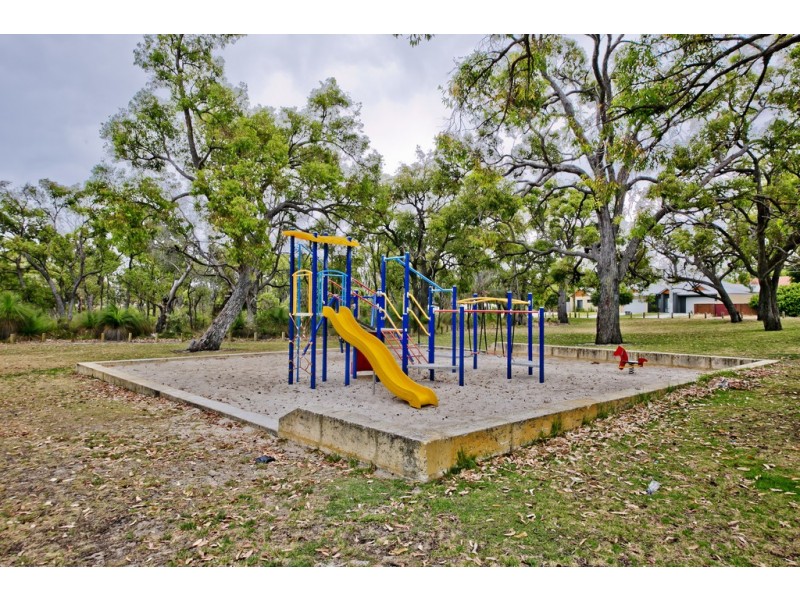 4/3 Derrington Crescent, Balga WA 6061