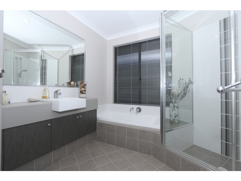 71 Yellowwood Avenue, Piara Waters WA 6112