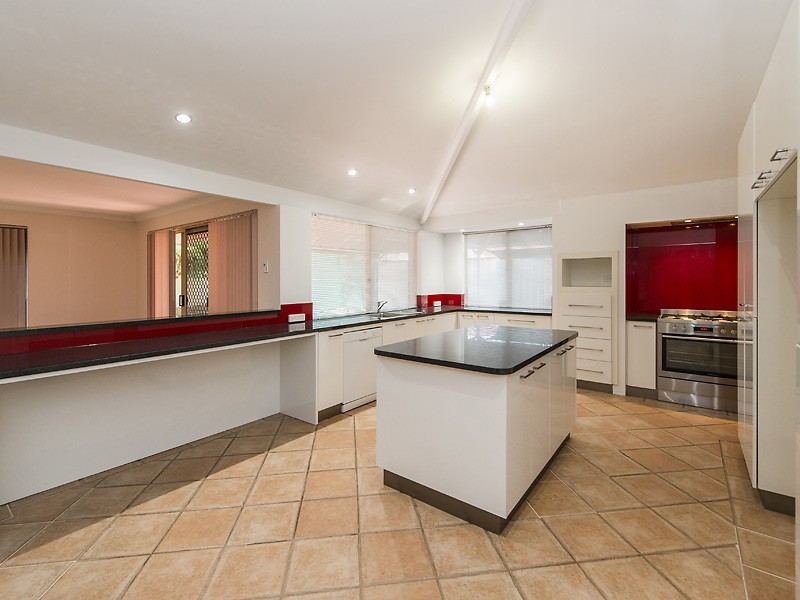 29 Redheart Drive, Thornlie WA 6108