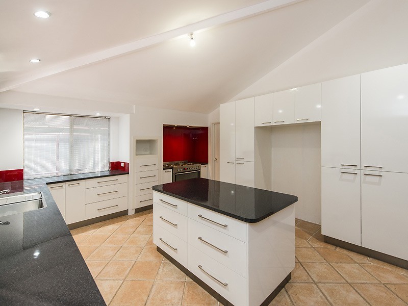 29 Redheart Drive, Thornlie WA 6108