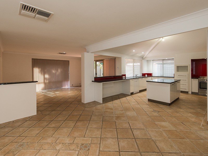 29 Redheart Drive, Thornlie WA 6108