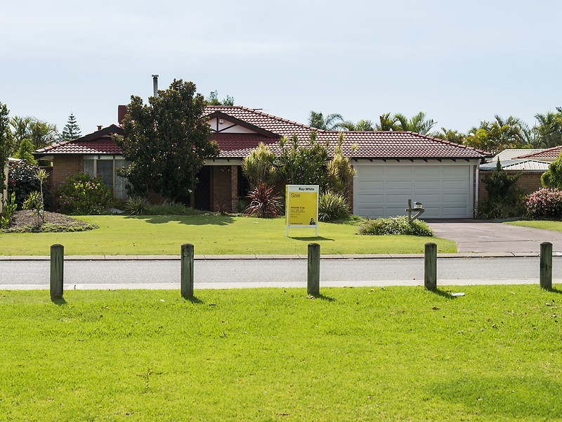 29 Redheart Drive, Thornlie WA 6108