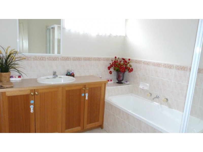 23 BELLA CRESCENT, Hallam VIC 3803