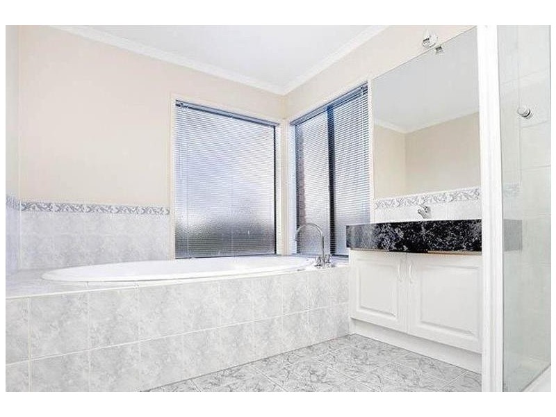 32 DURACK AVENUE, Lynbrook VIC 3975