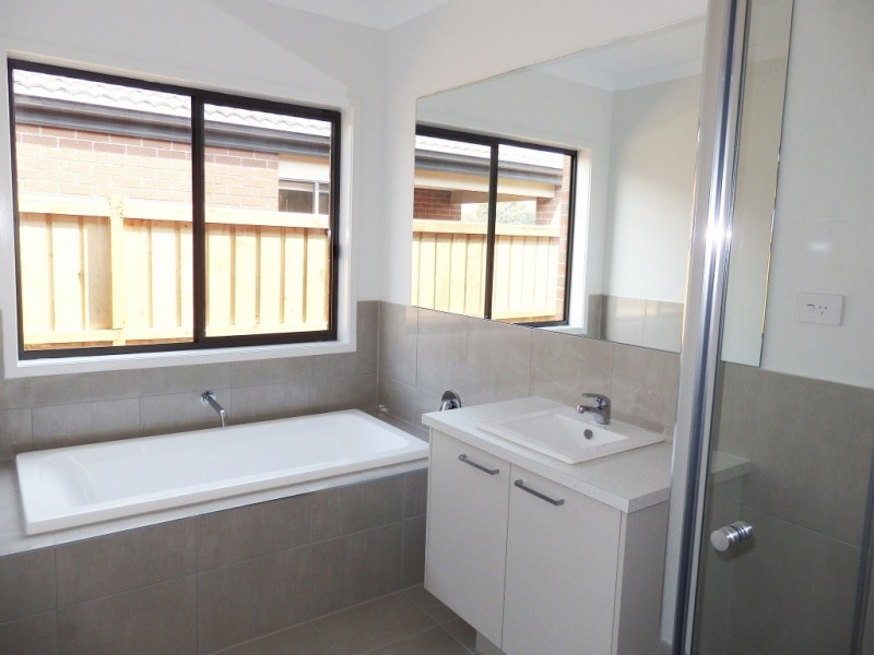 22 SWALLOWTAIL AVENUE, Clyde North VIC 3978