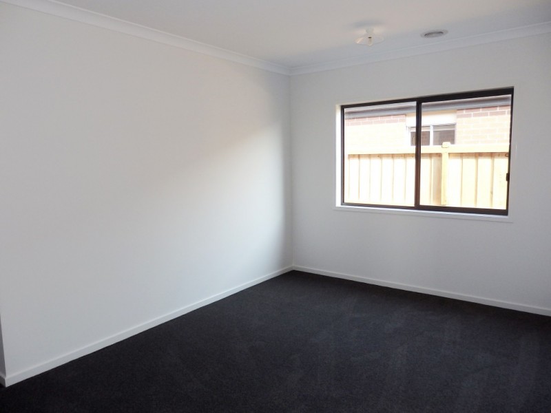 22 SWALLOWTAIL AVENUE, Clyde North VIC 3978