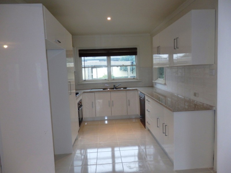 8 ALEXANDER STREET, Hallam VIC 3803