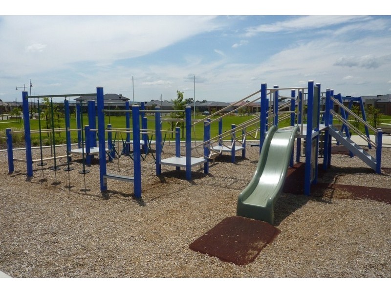 4 Agathis Alley, Cranbourne North VIC 3977