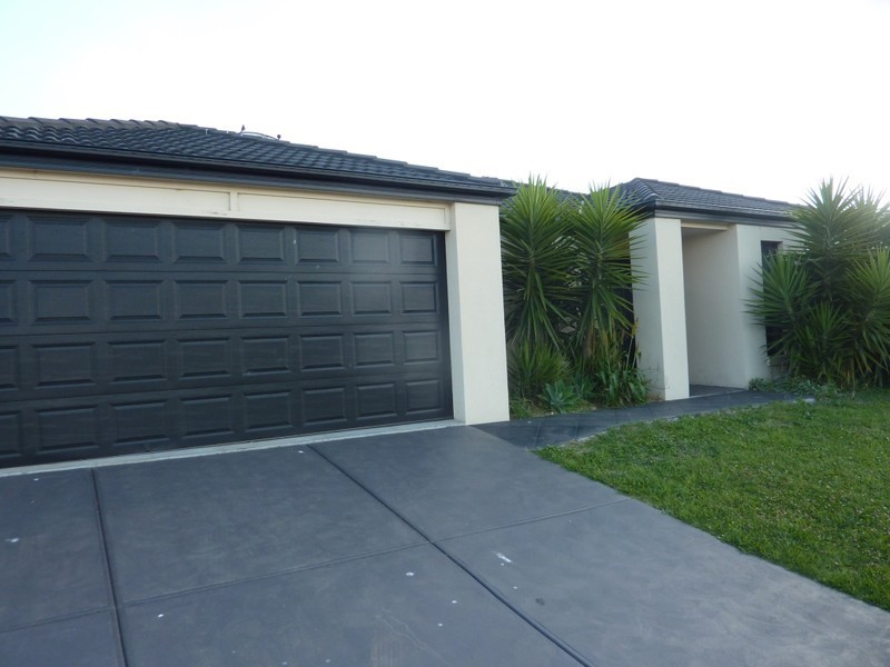 13 Barnby Grove, Cranbourne East VIC 3977