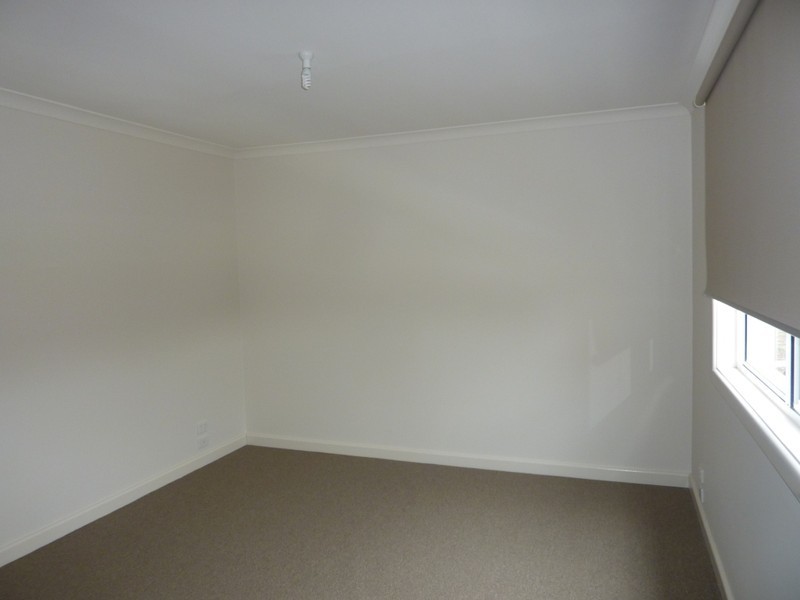 2/4  Young Road, Hallam VIC 3803