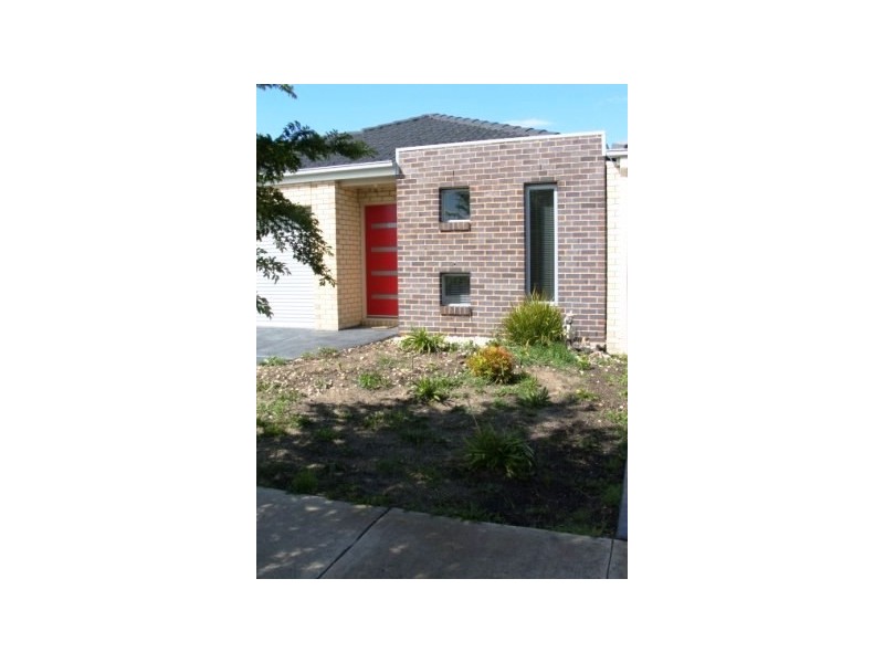 11 Phoenix Avenue, Cranbourne VIC 3977