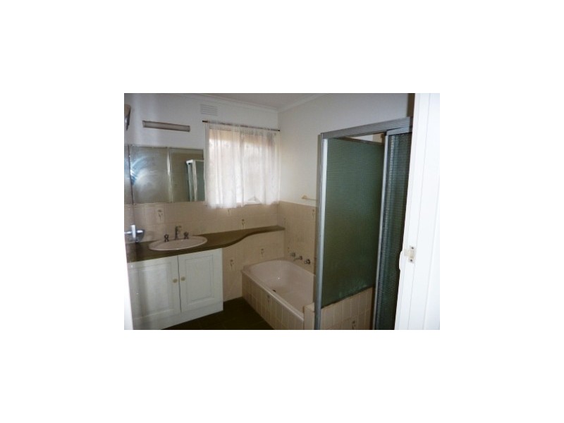 4 Regal Ave, Hallam VIC 3803