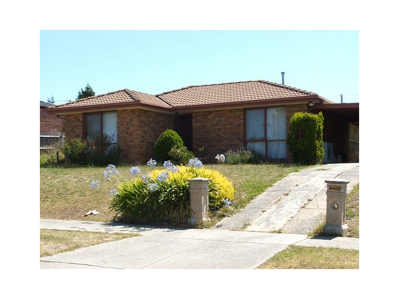 15 WEEDEN CRESCENT, Hallam VIC 3803