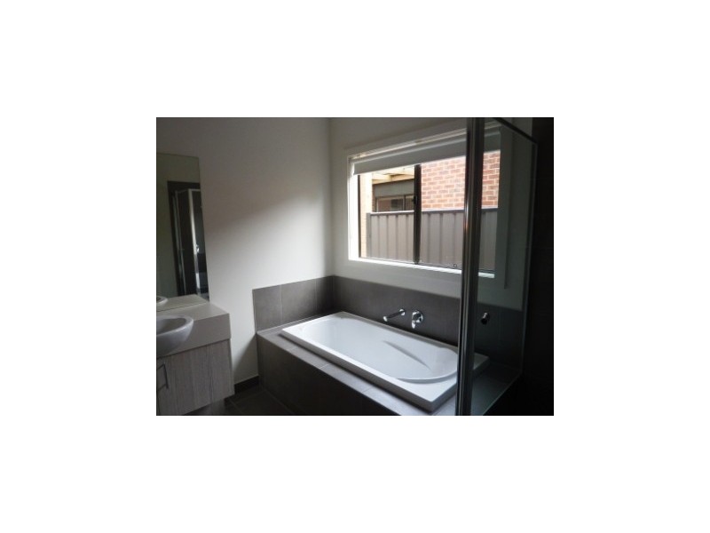 172 Selandra Boulevard, Clyde North VIC 3978