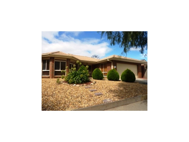 20 SAPPHIRE DRIVE, Hampton Park VIC 3976