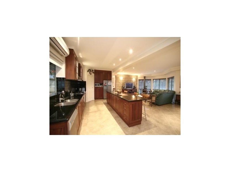 2 Halcyon Way, Narre Warren South VIC 3805