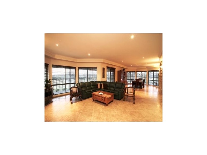 2 Halcyon Way, Narre Warren South VIC 3805