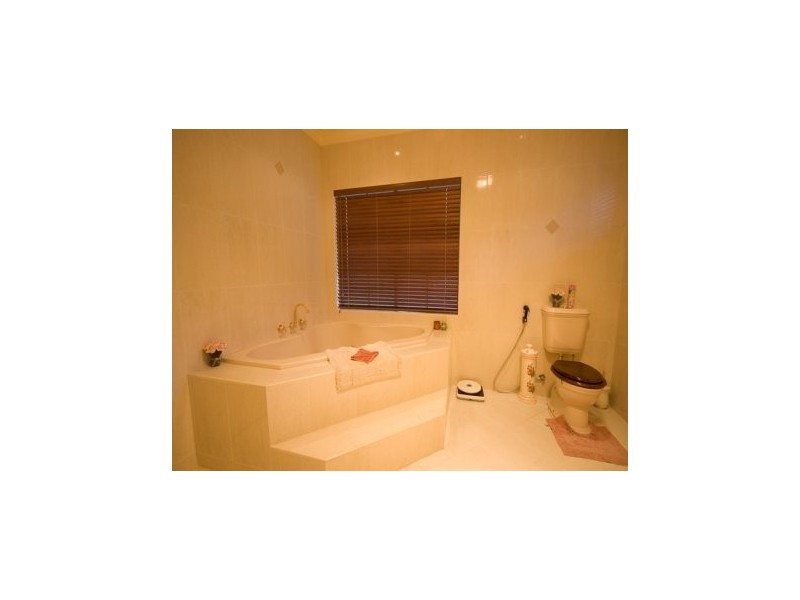 2 Halcyon Way, Narre Warren South VIC 3805