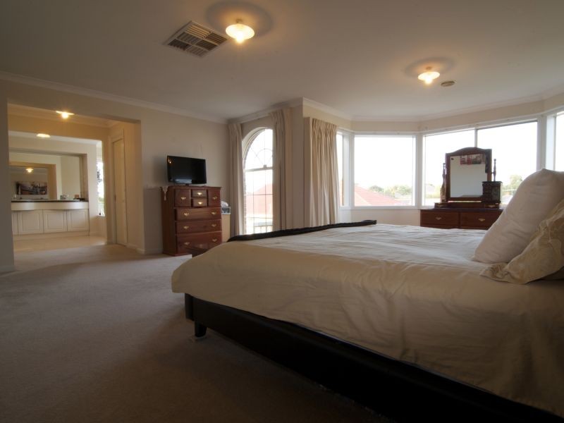 70 Paterson Drive, Lynbrook VIC 3975