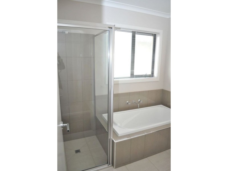 1 and 2/64 Service road, Moe VIC 3825