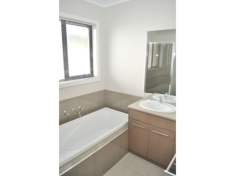 1 and 2/64 Service road, Moe VIC 3825