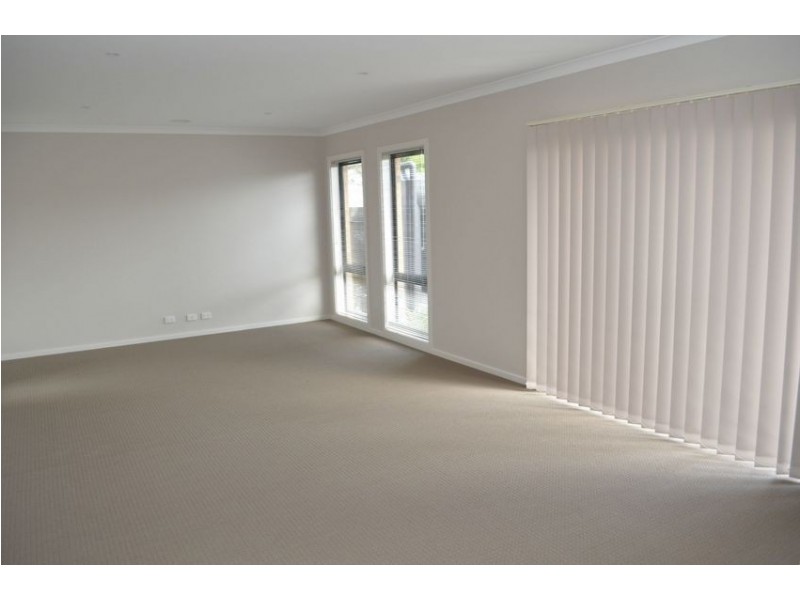 1 and 2/64 Service road, Moe VIC 3825