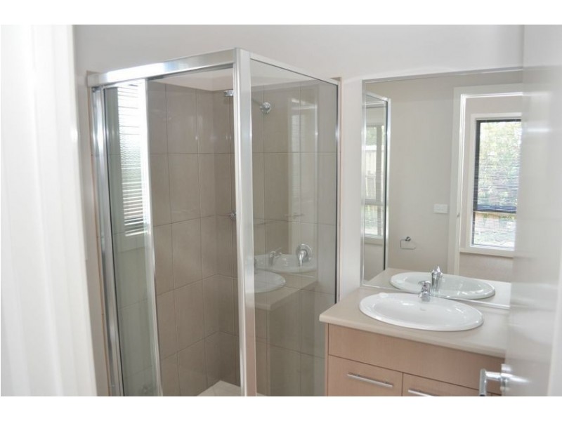 1 and 2/64 Service road, Moe VIC 3825