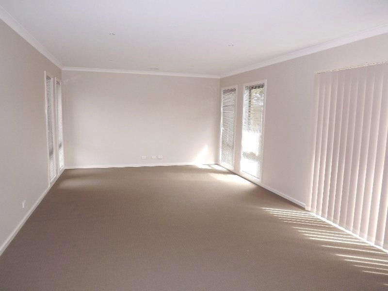 1 and 2/64 Service road, Moe VIC 3825