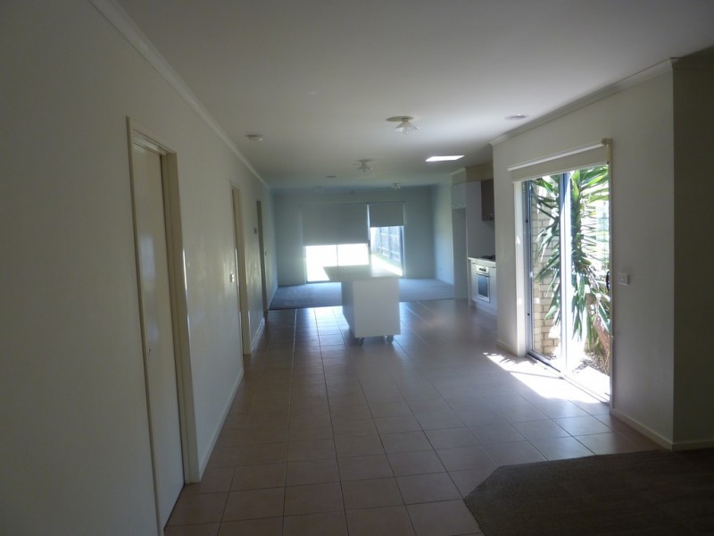 11 Phoenix Avenue, Cranbourne VIC 3977