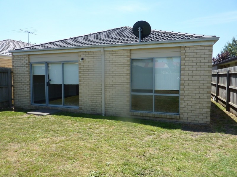 11 Phoenix Avenue, Cranbourne VIC 3977