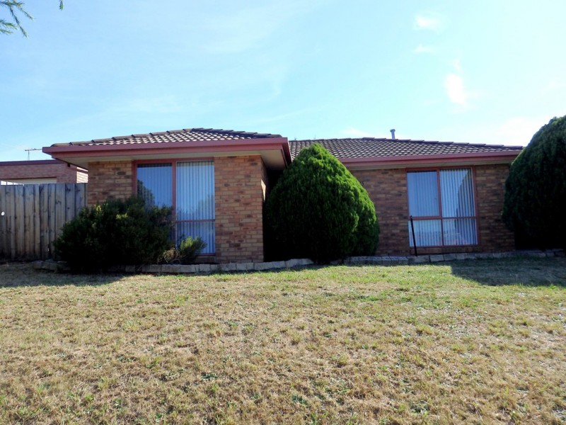 15 WEEDEN CRESCENT, Hallam VIC 3803