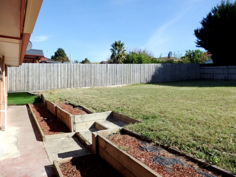 15 WEEDEN CRESCENT, Hallam VIC 3803