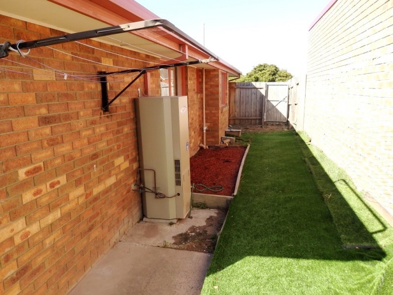 15 WEEDEN CRESCENT, Hallam VIC 3803