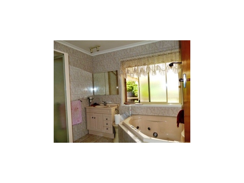 11 Regal Avenue, Hallam VIC 3803